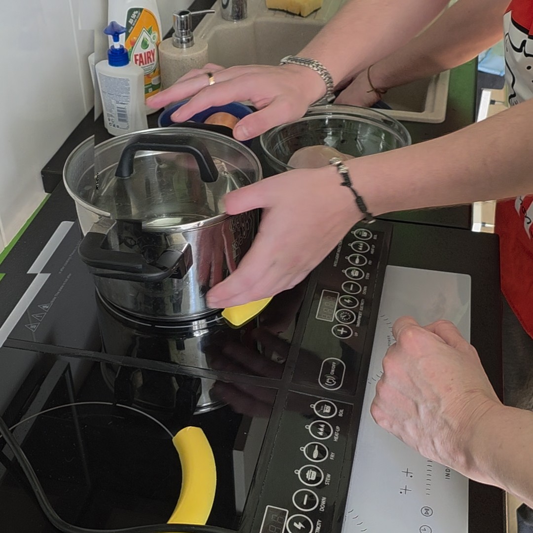 Фото біля плити